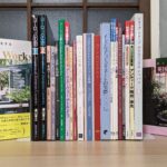 アンティークやインテリア関係の本が並んだ写真