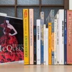 服飾関係、欧州文化などの本が並んだ写真