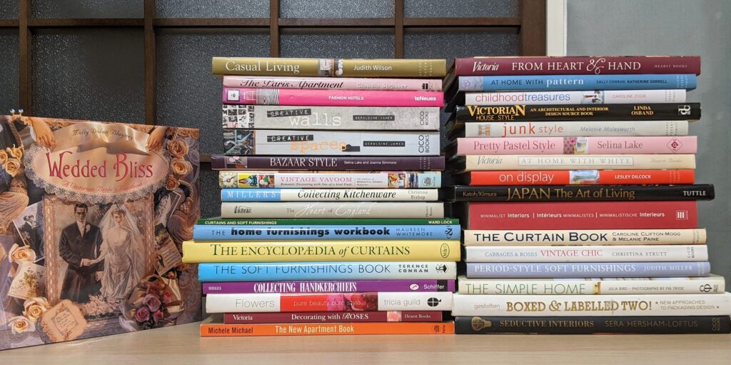 室内装飾関係の洋書が積まれた写真