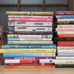 室内装飾関係の洋書が積まれた写真