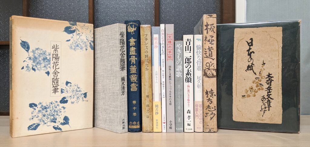 古美術関係の古本が並んだ写真