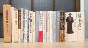 文芸・批評関係の本が並んだ写真