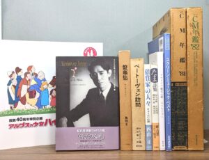 音楽・映画などの本が並んだ写真